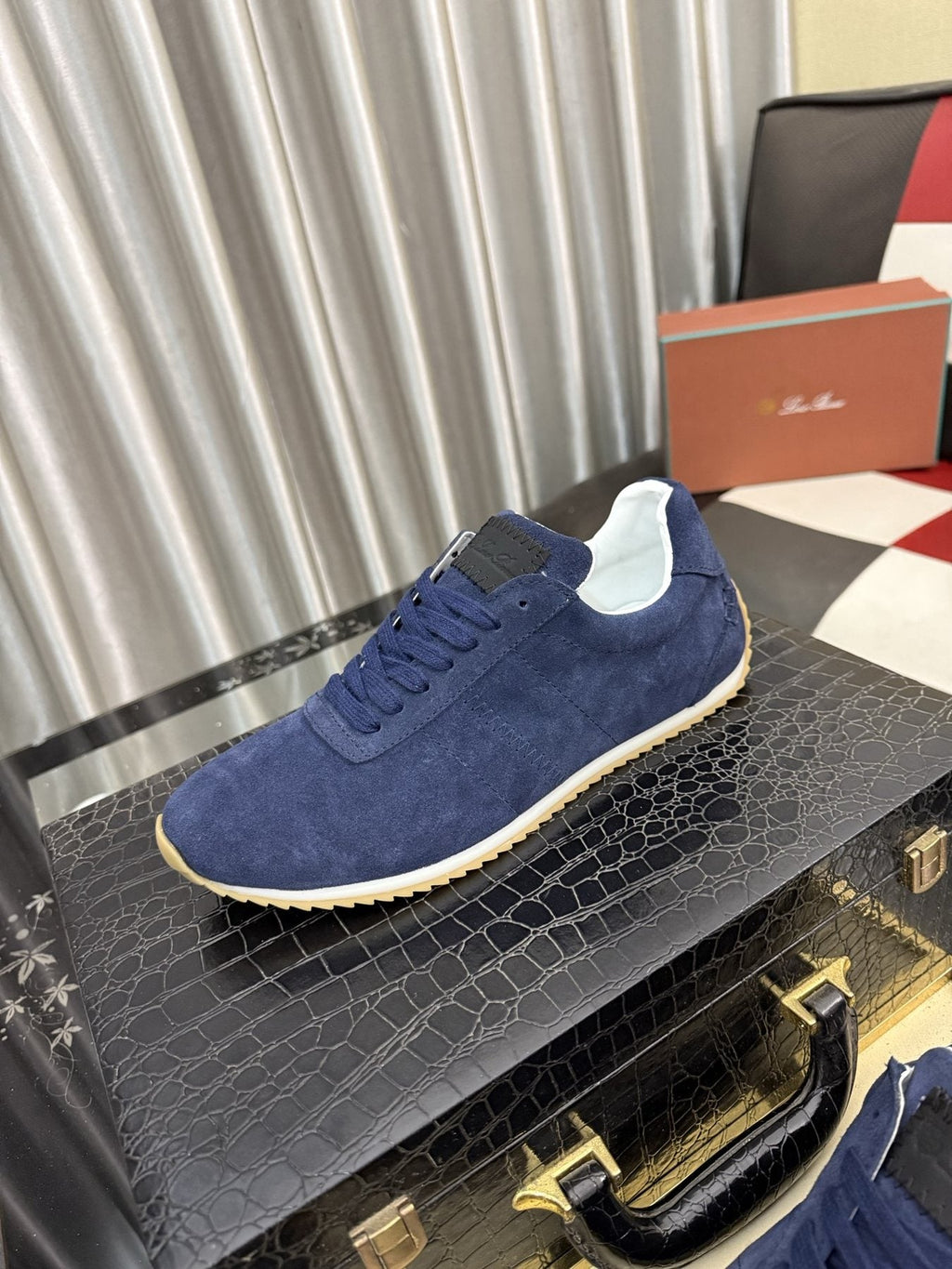 Men's Navy Blue Low-Top Lace-Up Sneakers — front