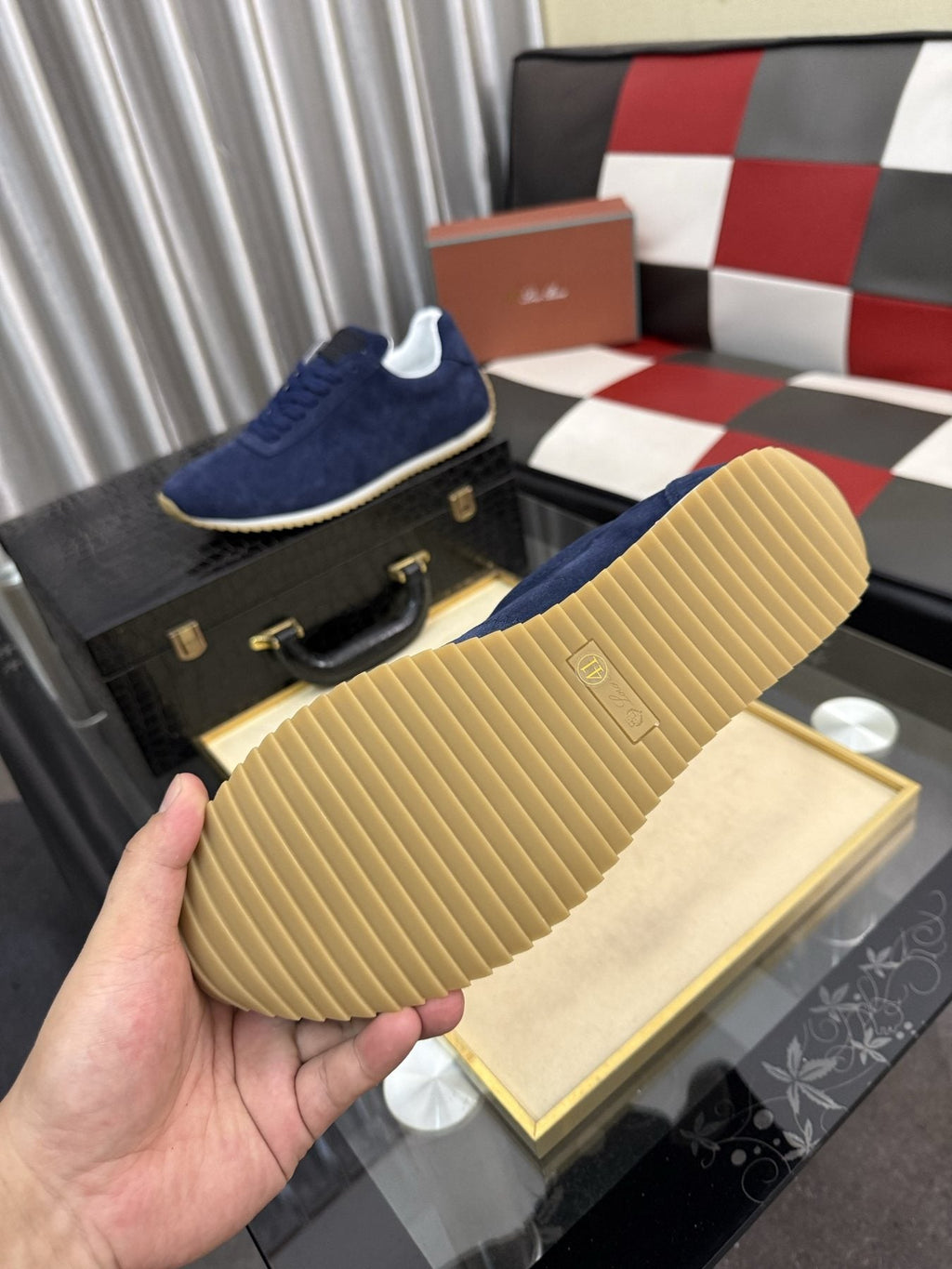 Men's Navy Blue Low-Top Lace-Up Sneakers — detail