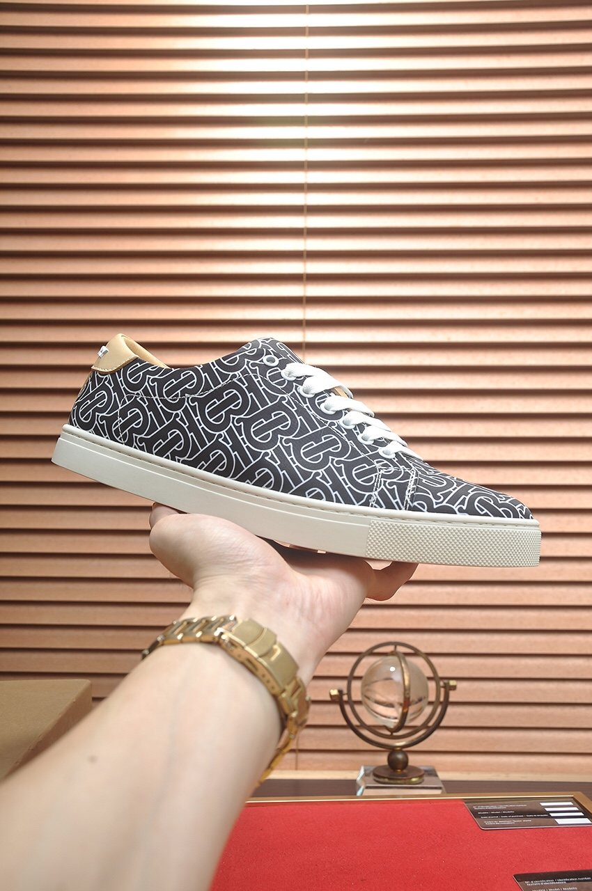 Burberry Black & Gray Patterned Low-Top Sneakers — side
