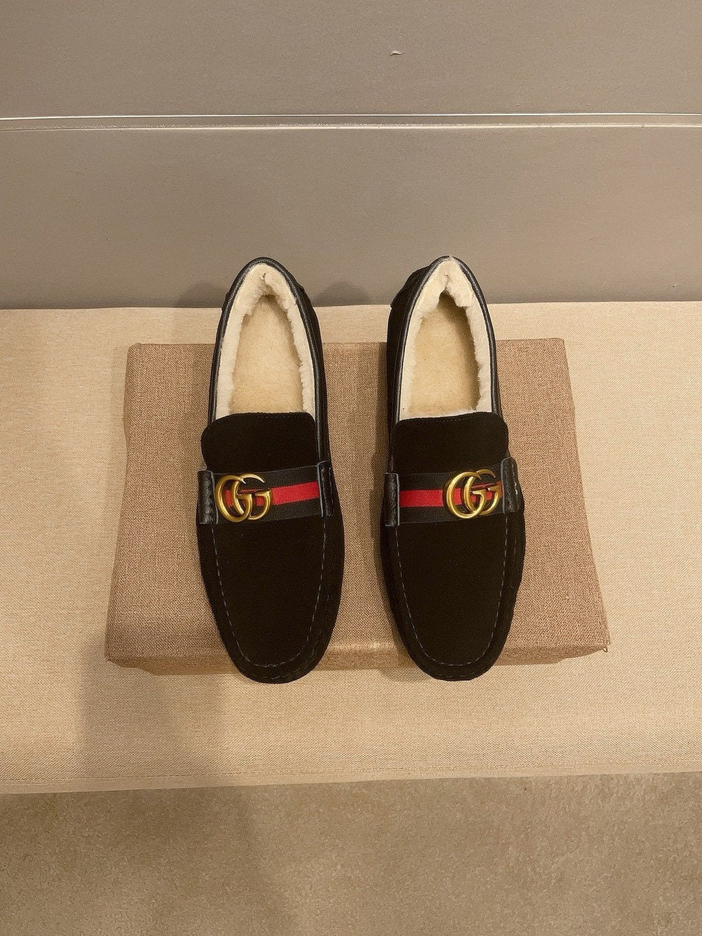 微商相册测试鞋子-Gucci Black Stripe Plush-Lined Loafers — front