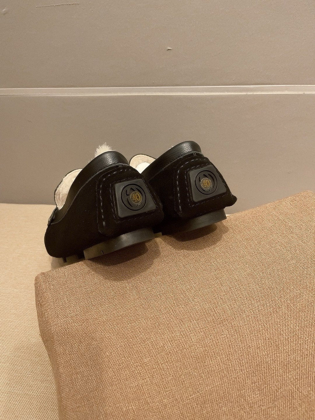 微商相册测试鞋子-Gucci Black Stripe Plush-Lined Loafers — back