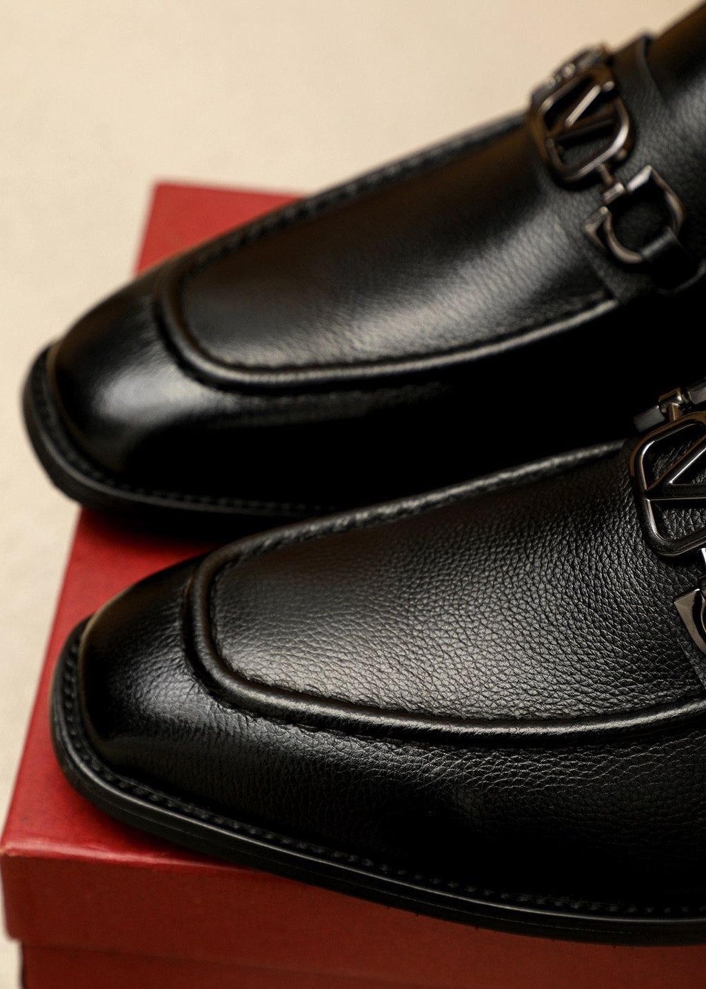 微商相册测试鞋子-Valentino Black Metal-Hardware Loafers — detail