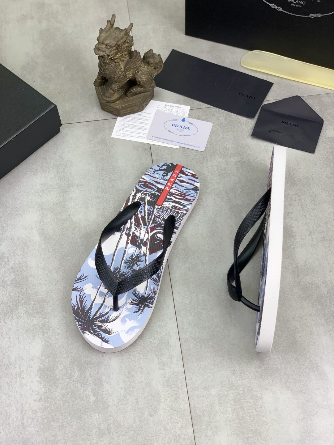 微商相册测试鞋子-Prada Botanical Print Flip-Flops — side