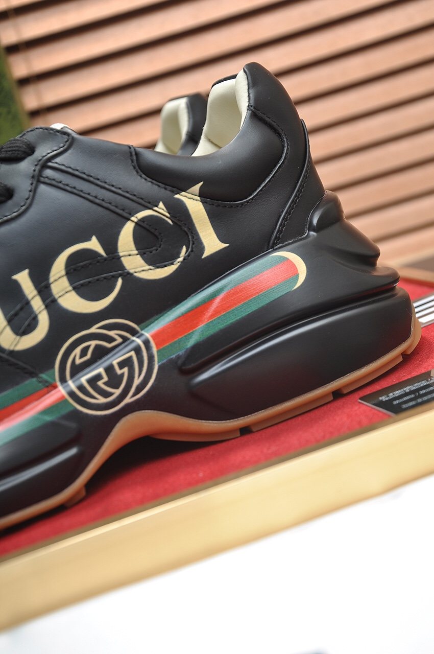 Gucci Logo Stripe Low-Top Sneakers — detail