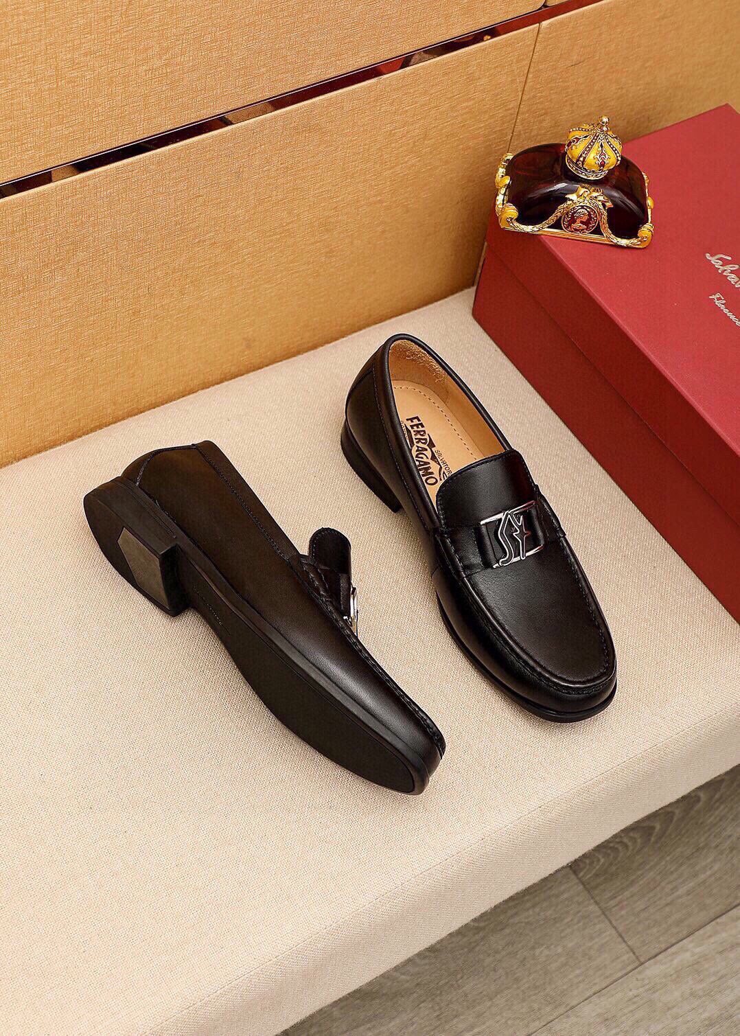 Ferragamo Black Metal Hardware Loafers — side