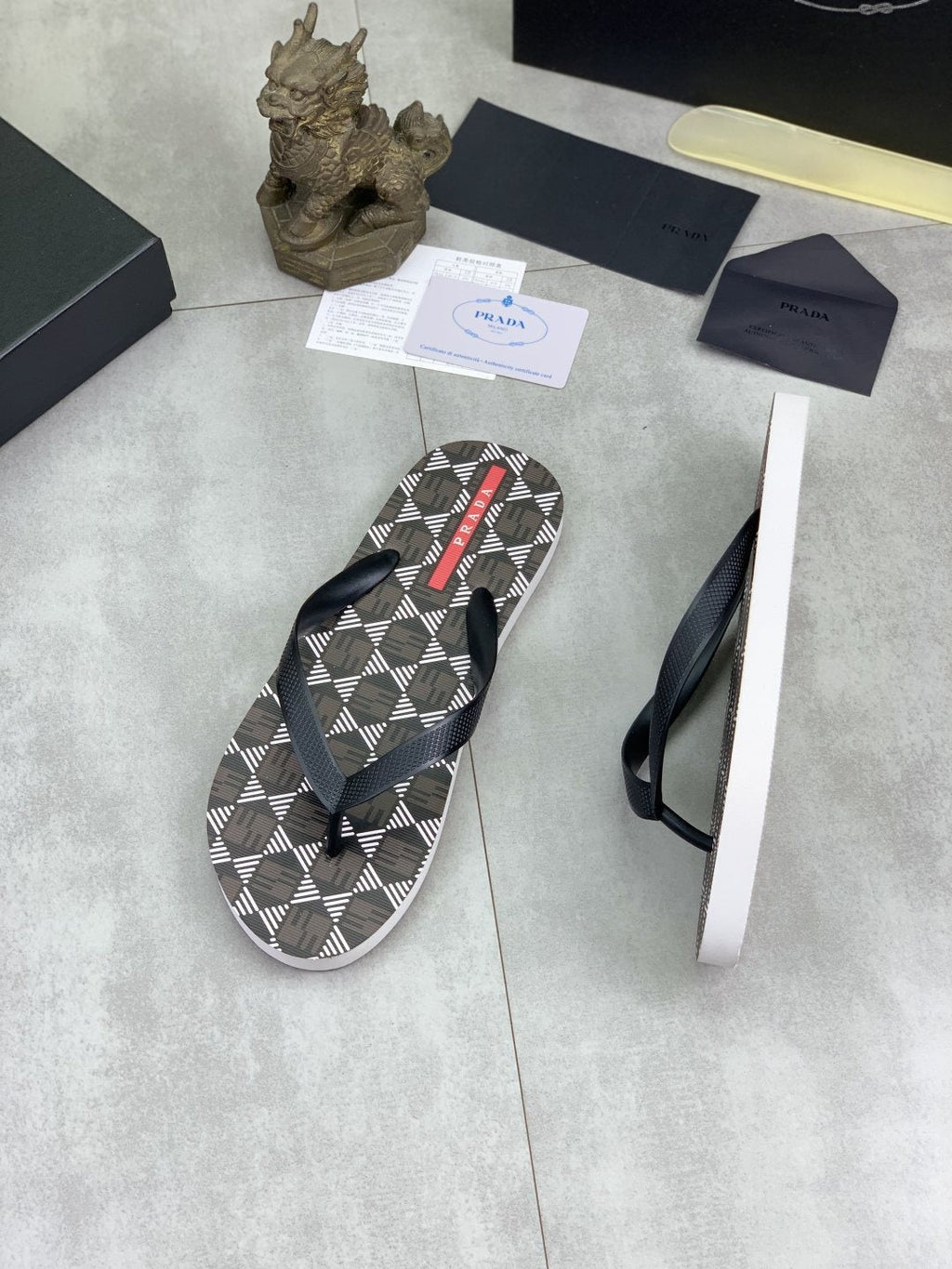 微商相册测试鞋子-Prada Geometric-Pattern Flip-Flops — side