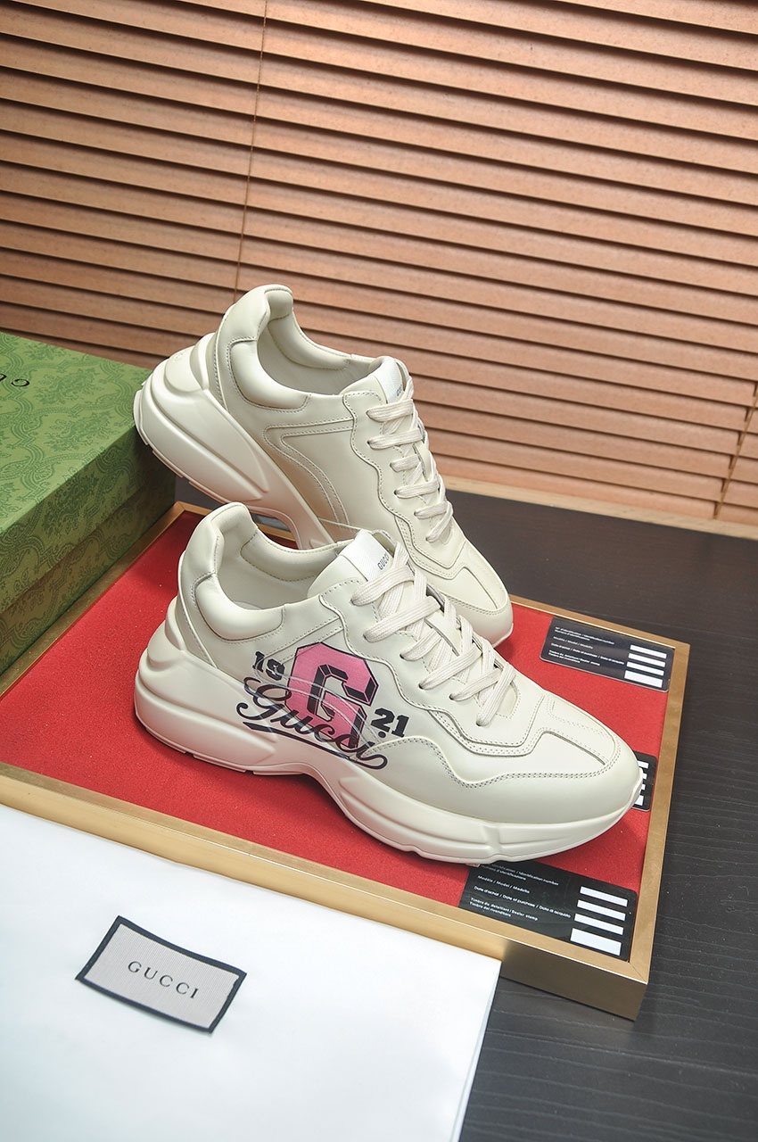 GUCCI Off-White Pink Graphic Sneakers — front