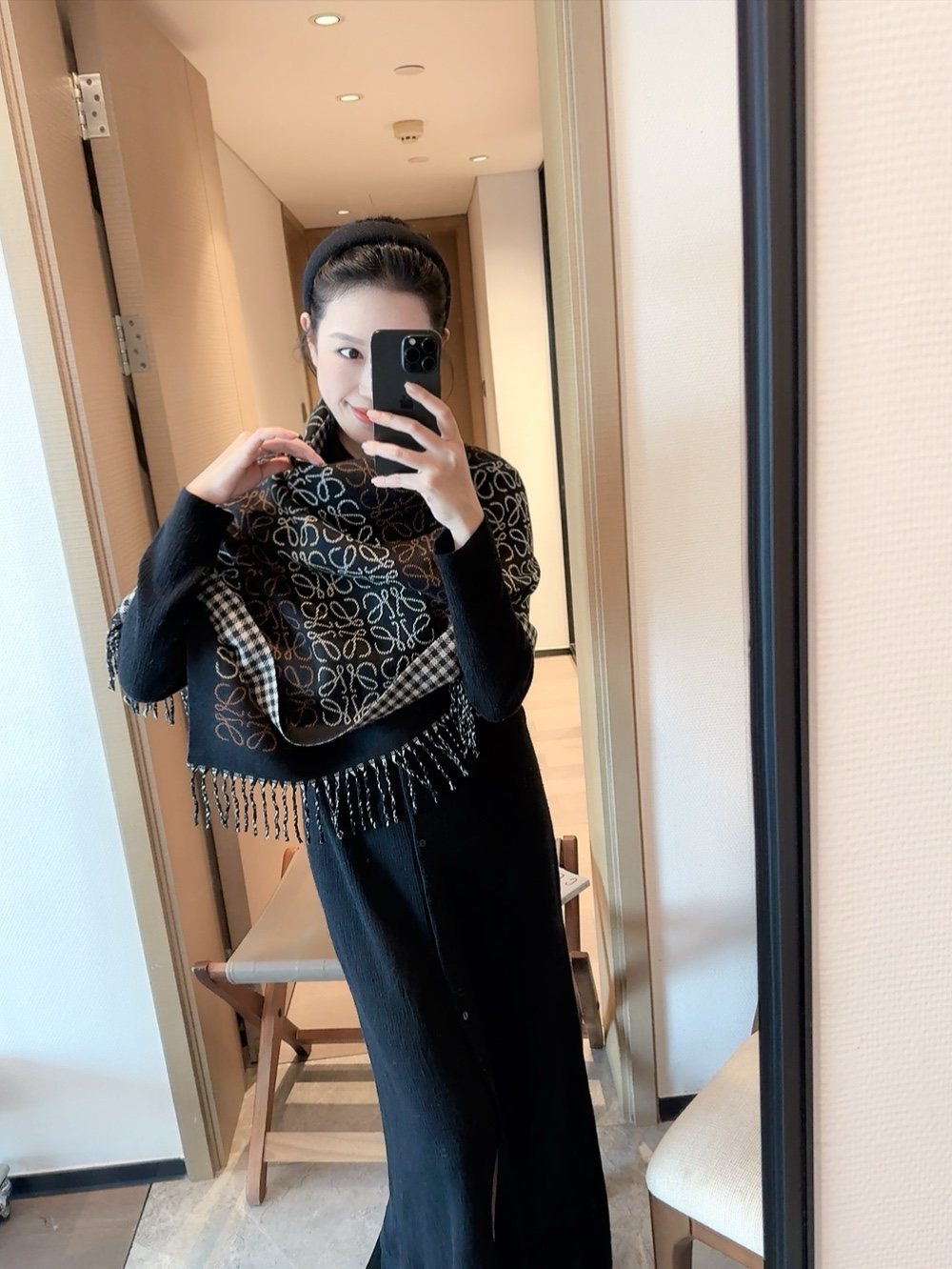 Black Multicolor Loop-Pattern Fringed Scarf — model