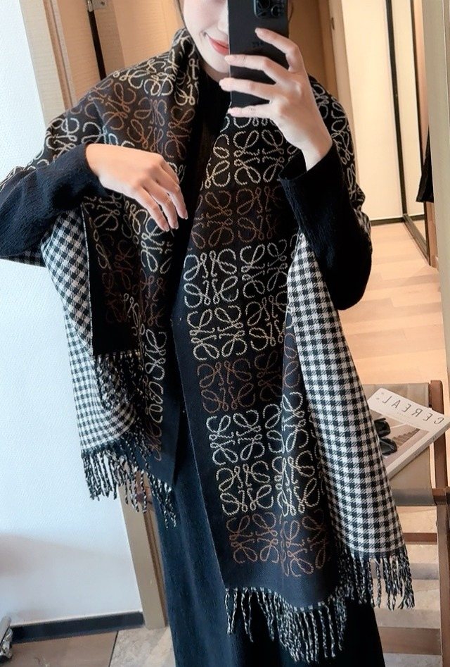 Black Multicolor Loop-Pattern Fringed Scarf — model