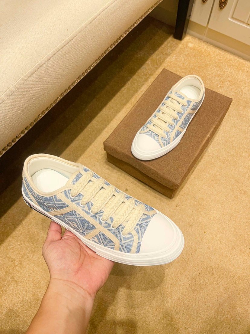 Men’s Pale Blue Patterned Low-Top Sneakers — model