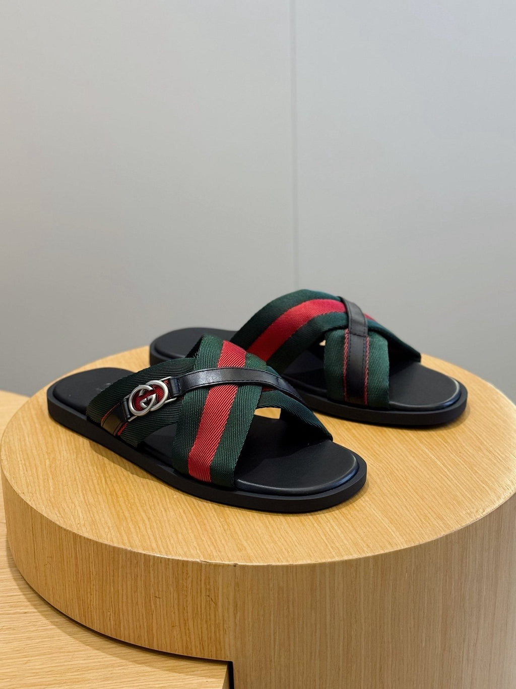 Gucci Green and Red Strap Sandals — hero