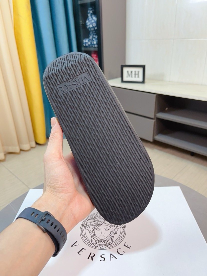 微商相册测试鞋子-Versace Men's Graphic Slide Sandals — detail
