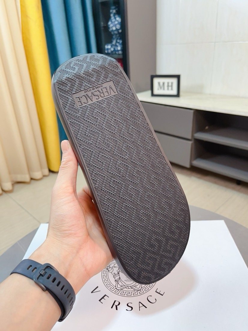 微商相册测试鞋子-Versace Men's Graphic Slide Sandals — detail