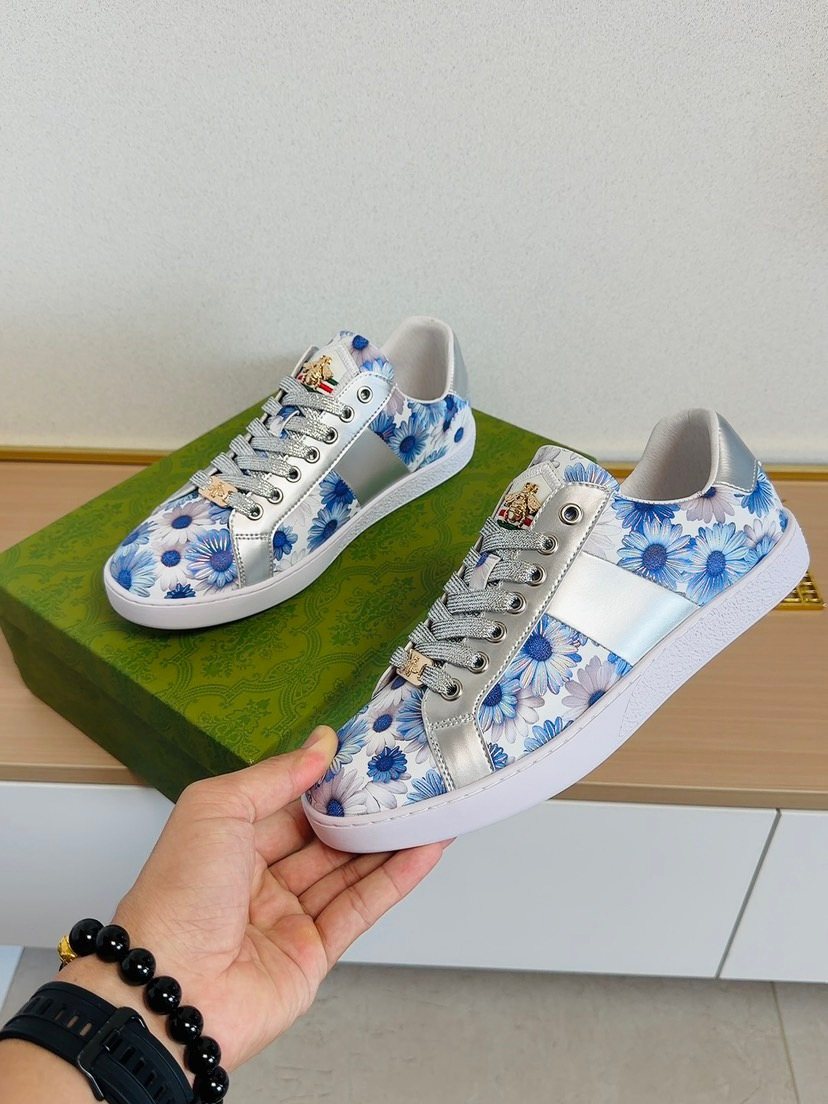 Gucci Floral Low-Top Sneakers — model