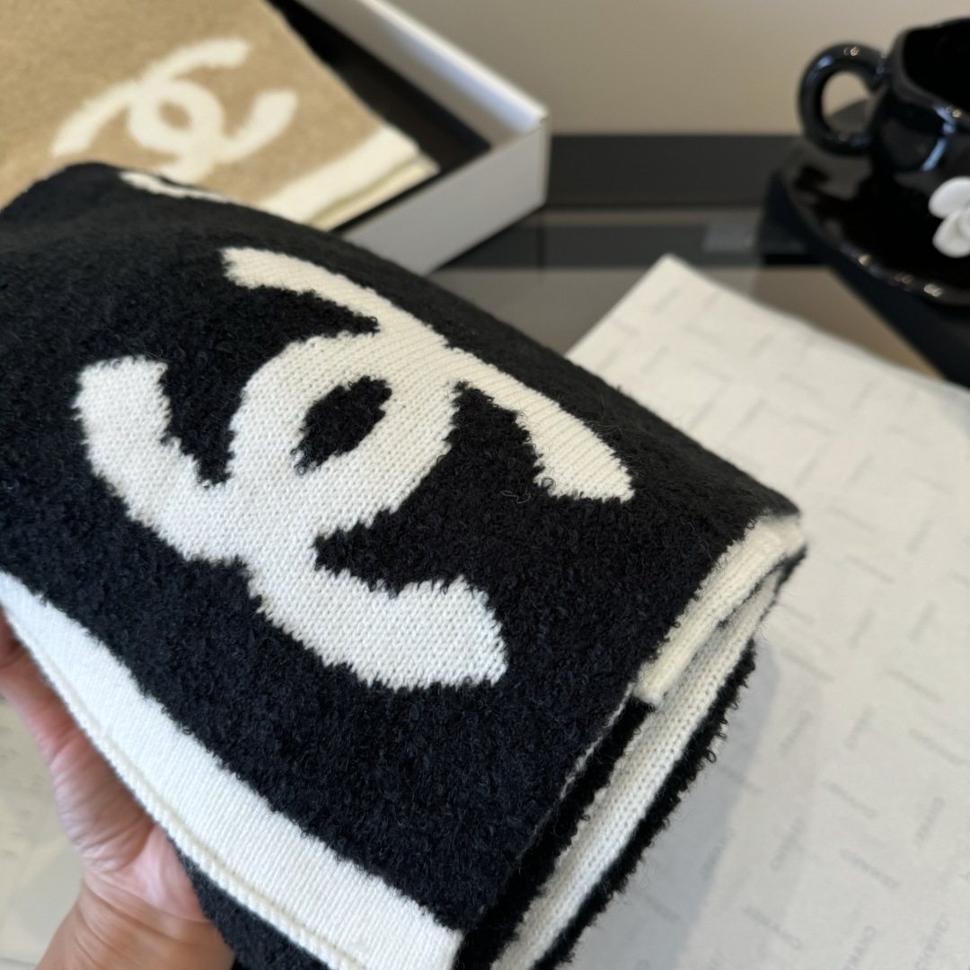 Chanel Logo Motif Knit Scarf — detail