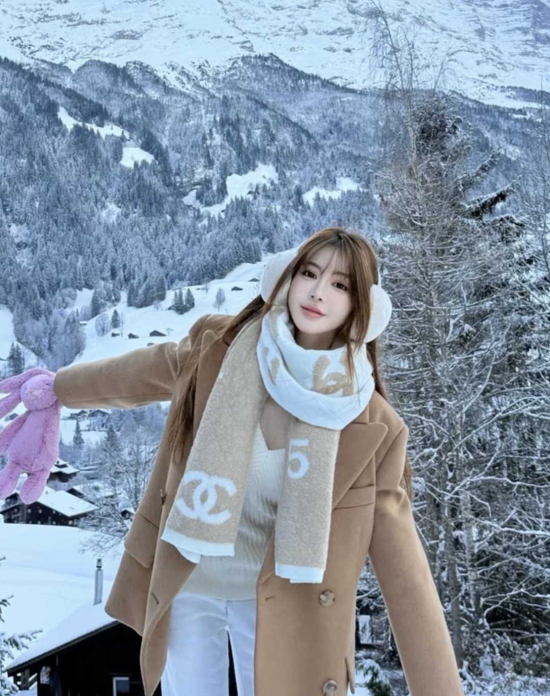 Chanel Logo Motif Knit Scarf — model
