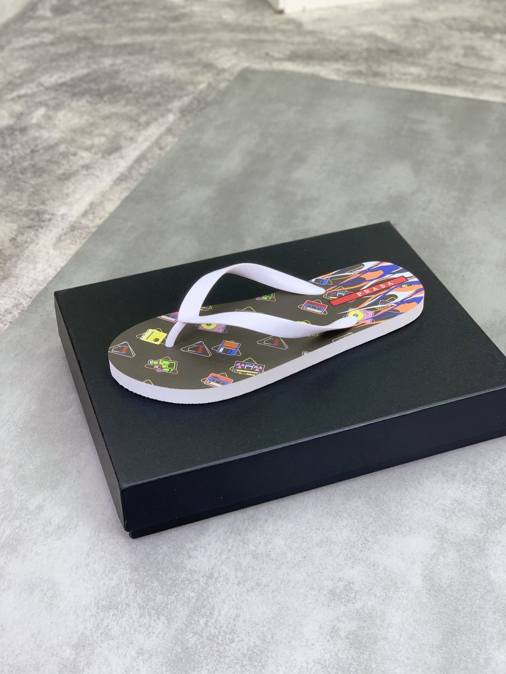 微商相册测试鞋子-Prada Multicolor Print Flip-Flops — front