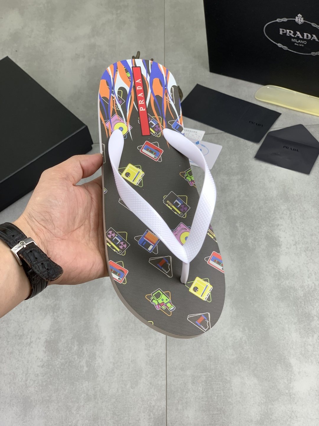 微商相册测试鞋子-Prada Multicolor Print Flip-Flops — detail