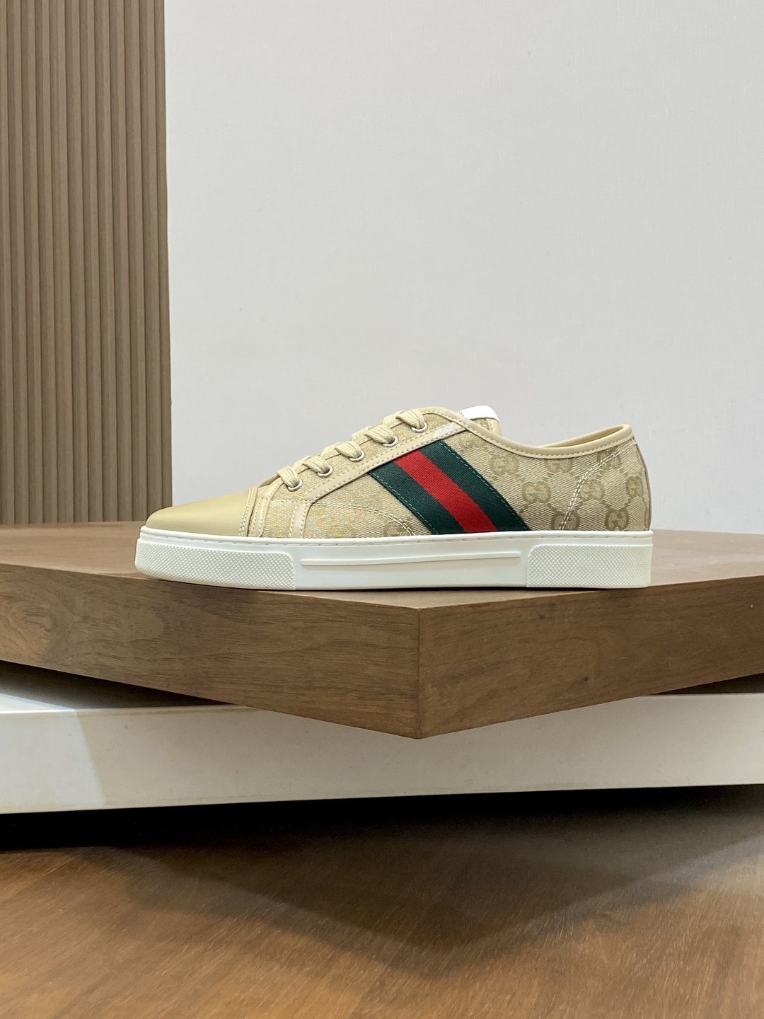 Gucci Green-Red Stripe Low-Top Sneakers — side