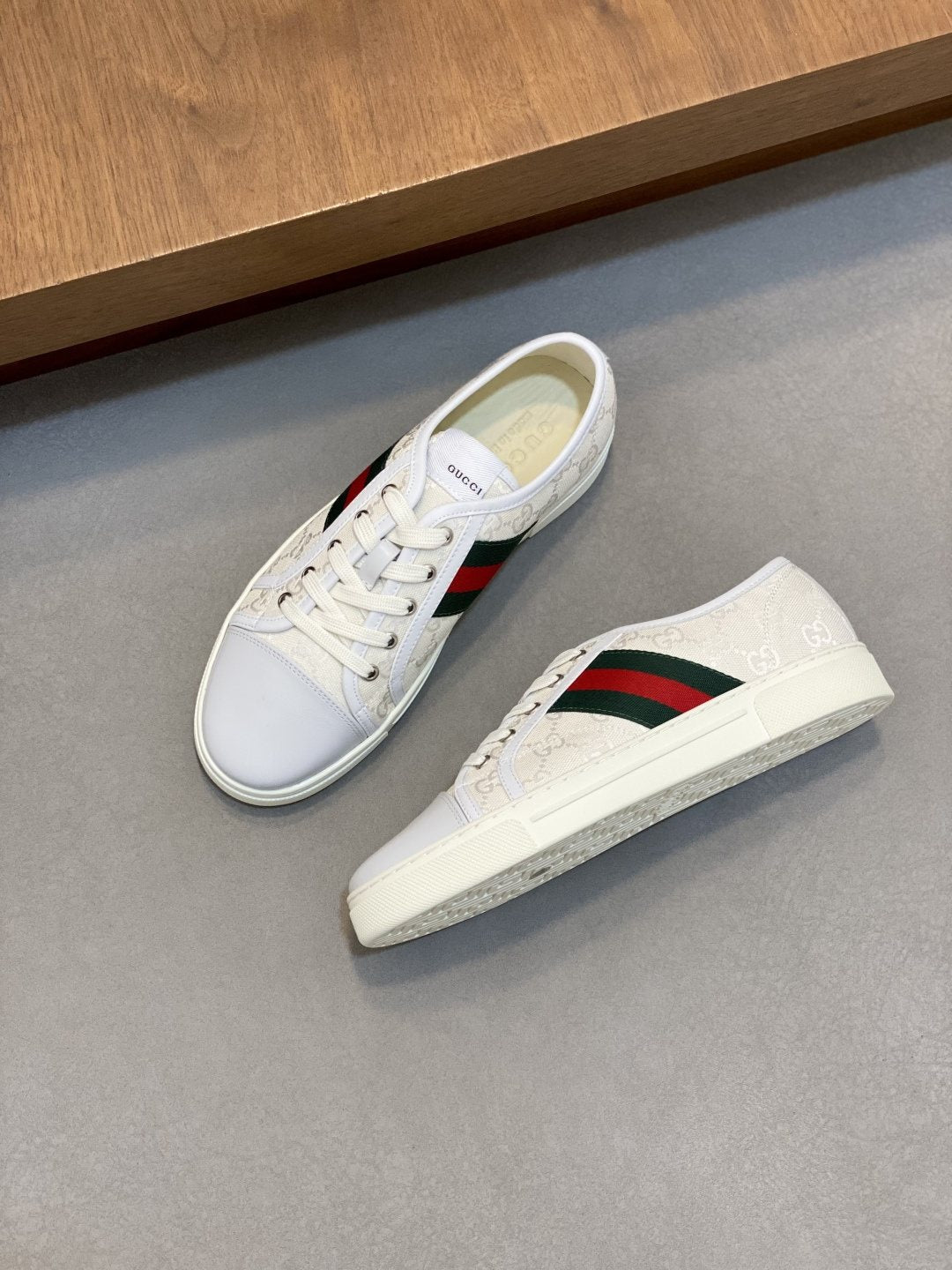 Gucci Green-Red Stripe Low-Top Sneakers — front