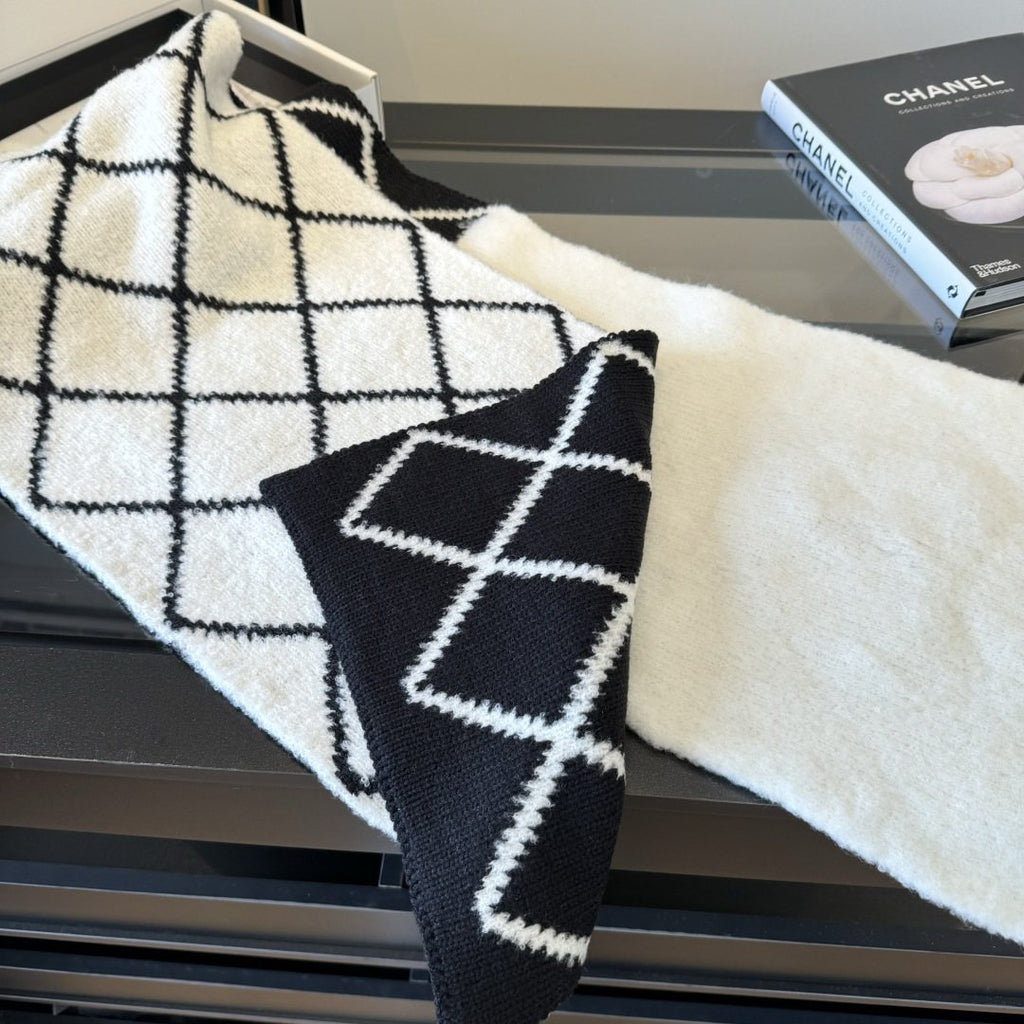 Chanel Black & White Diamond Knit Scarf — detail