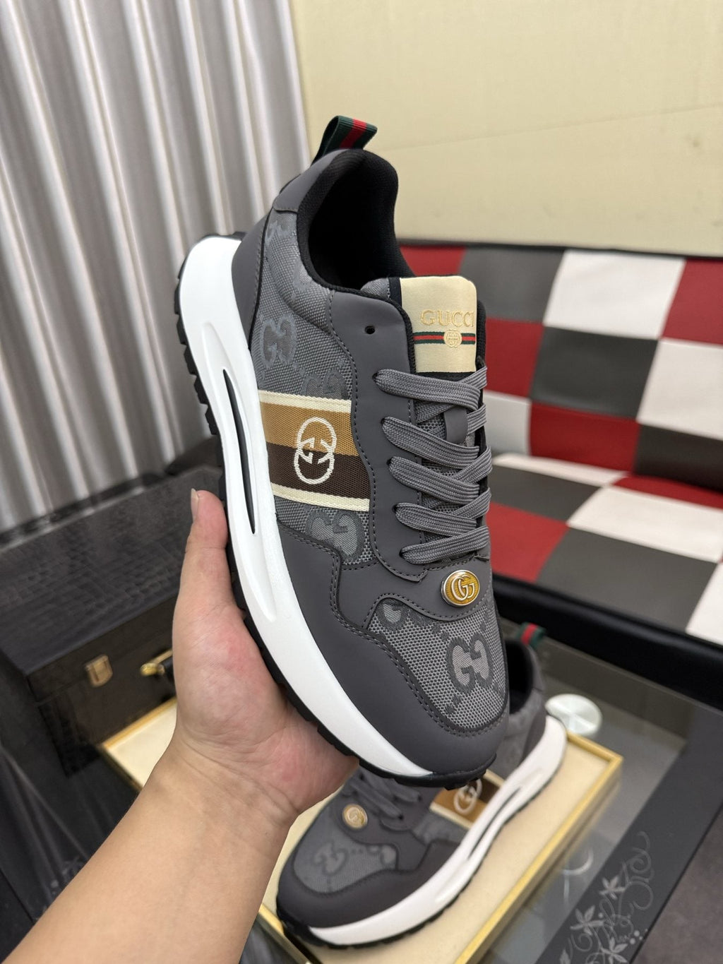 Gucci Patterned Low-Top Sneakers — model