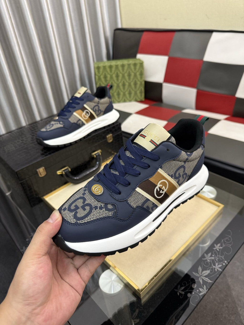 Gucci Patterned Low-Top Sneakers — model