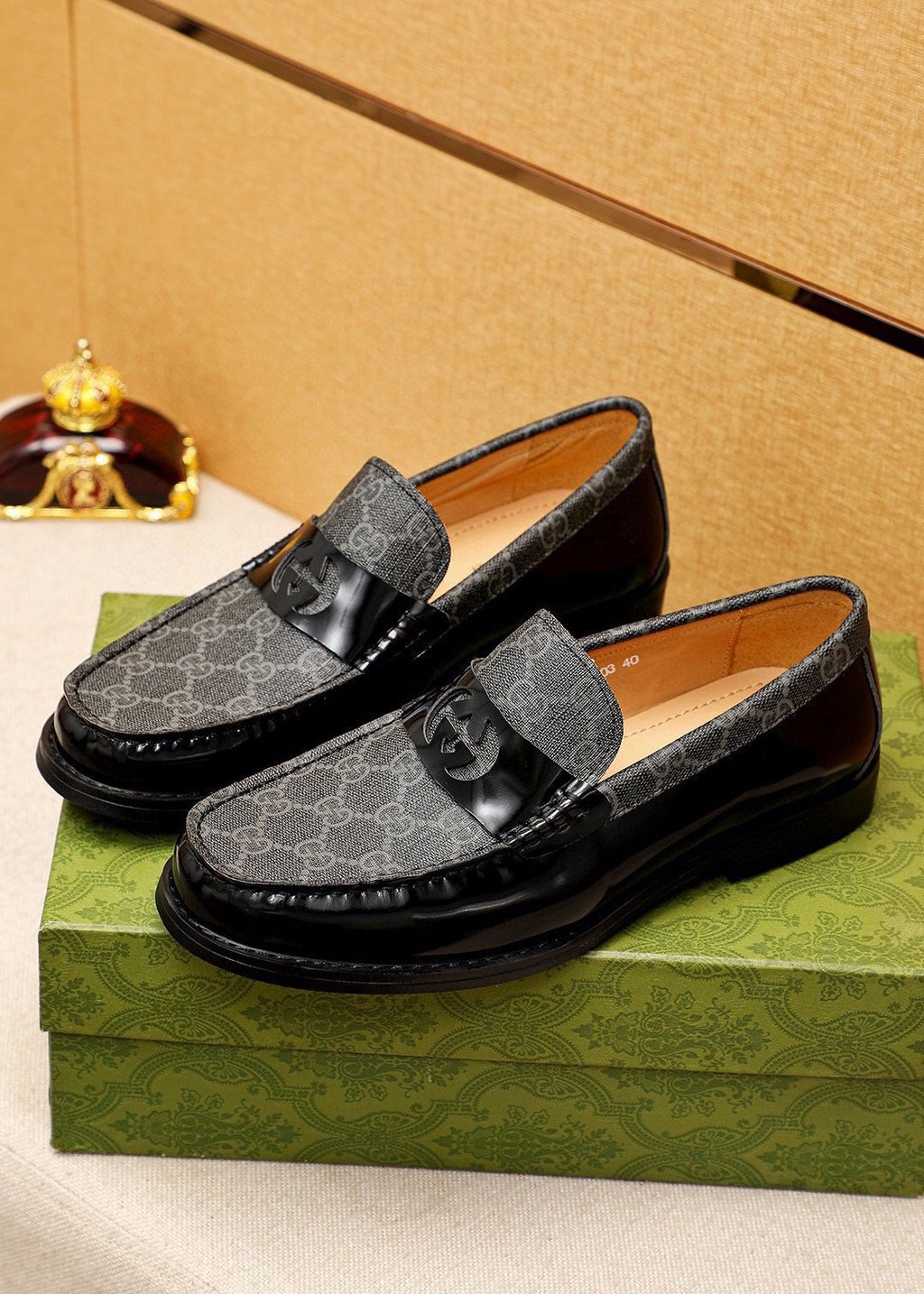 微商相册测试鞋子-Gucci Black Patent Monogram Loafers — front