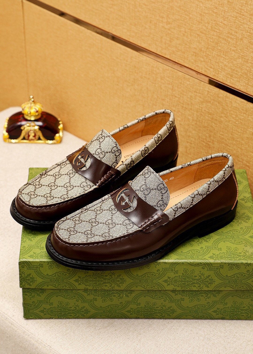 微商相册测试鞋子-Gucci Black Patent Monogram Loafers — front