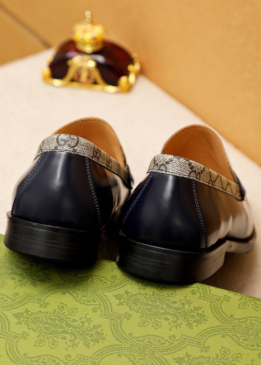 微商相册测试鞋子-Gucci Black Patent Monogram Loafers — back