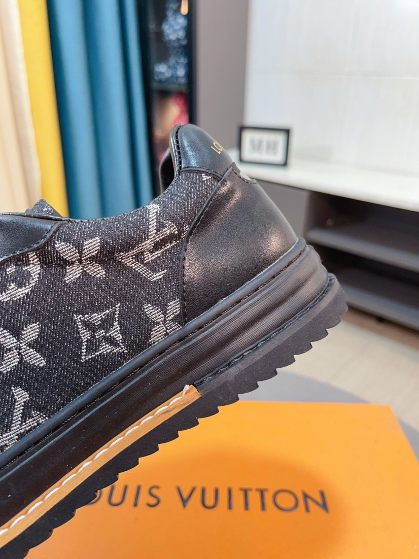 Louis Vuitton Monogram Low-Top Sneakers — detail