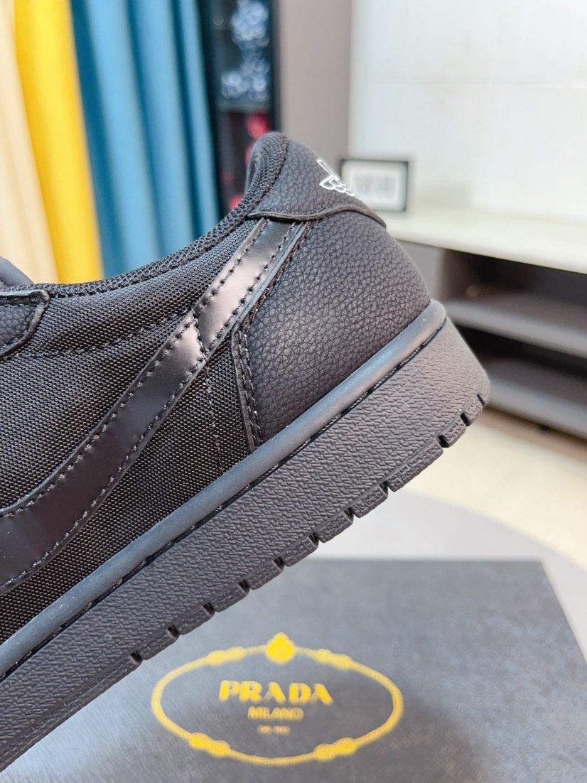 Nike Black and Dark Gray Low-Top Sneakers — detail