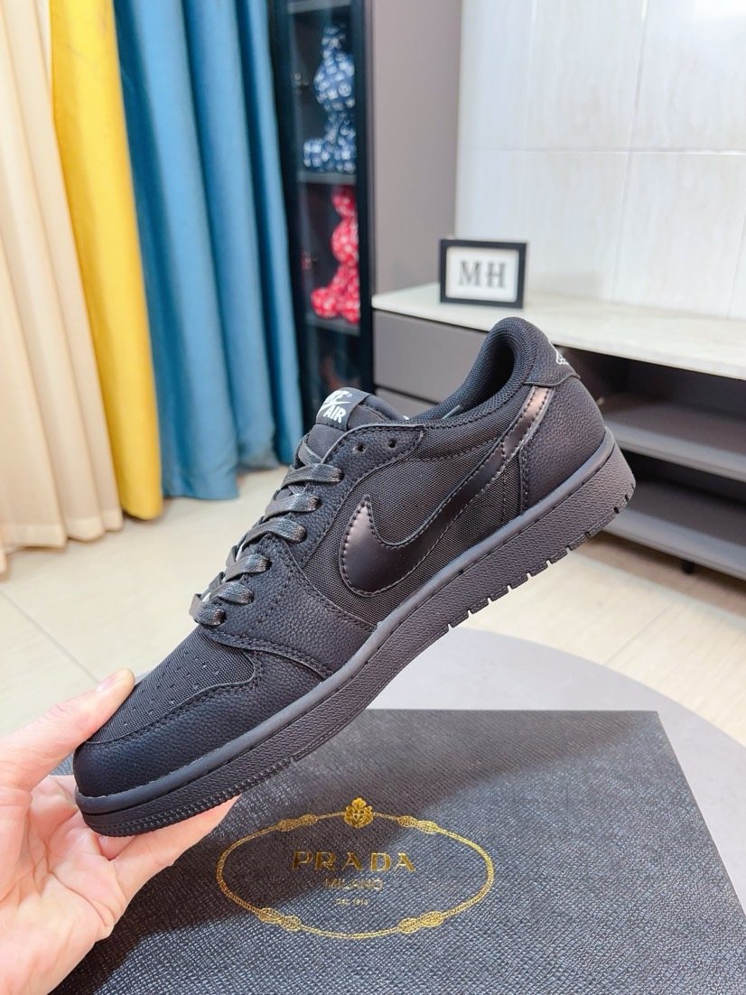 Nike Black and Dark Gray Low-Top Sneakers — model