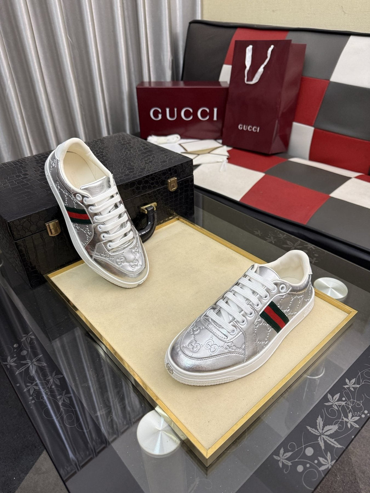 Gucci Green and Red Stripe Low-Top Sneakers — front