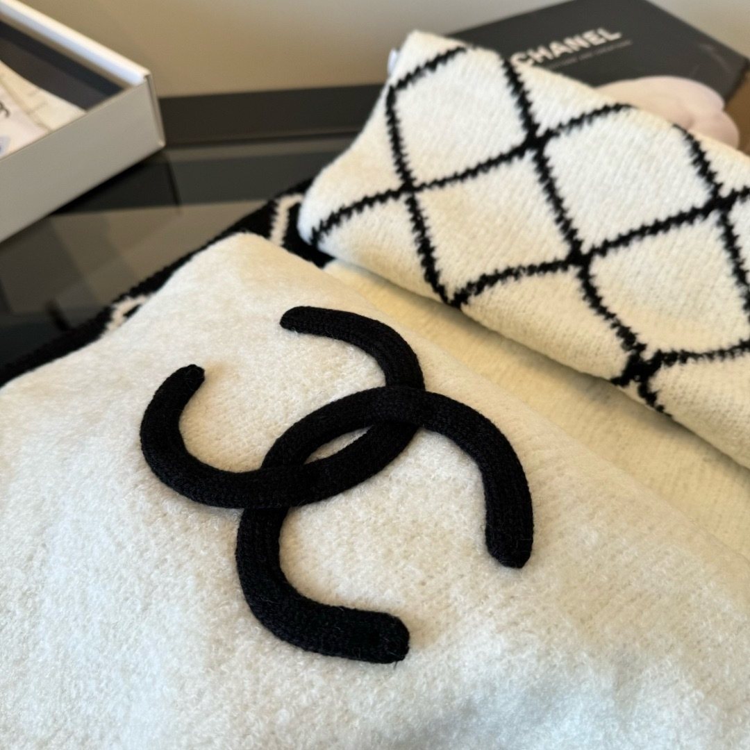 Chanel Black & Ivory Knit Scarf — detail