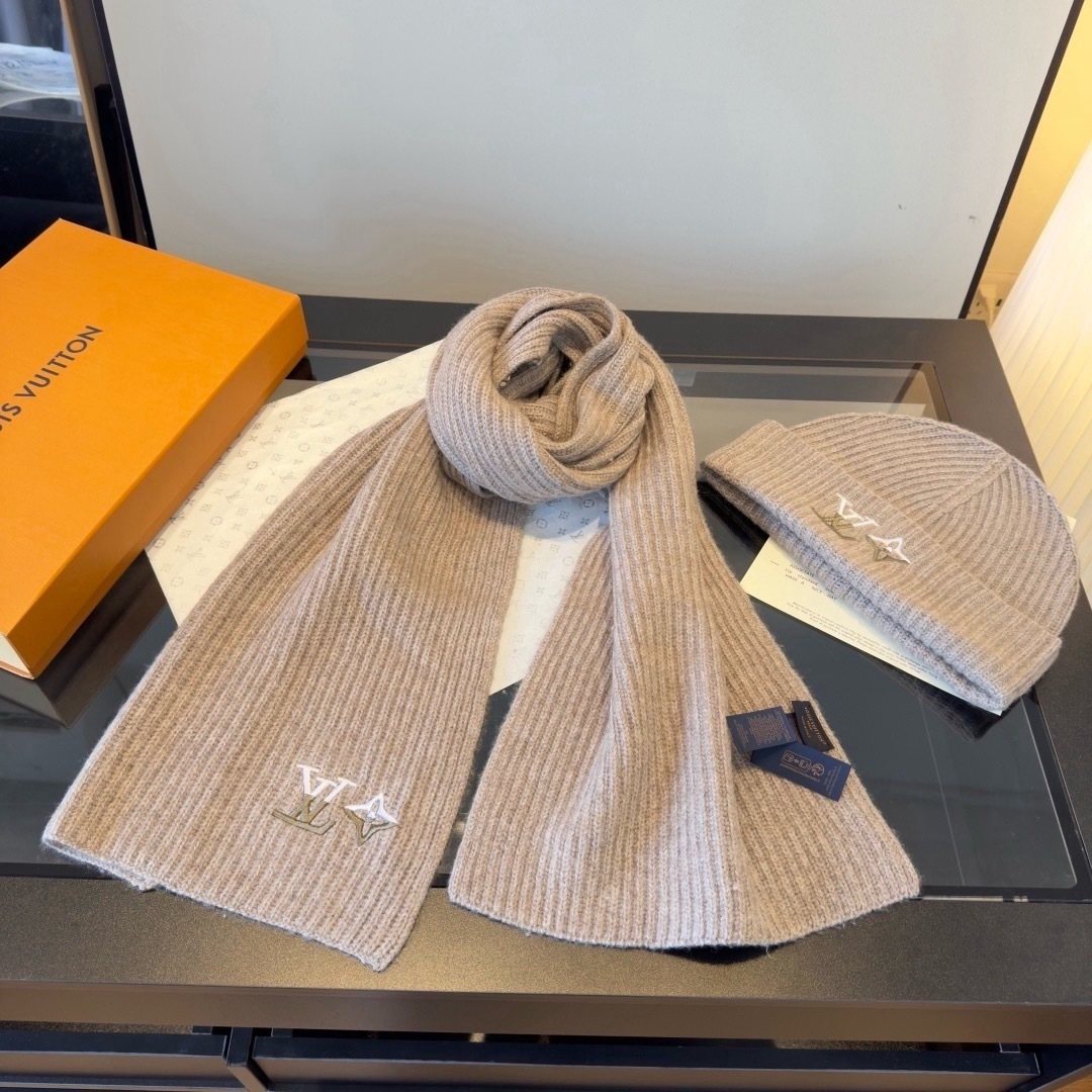 Louis Vuitton Rib-Knit Beanie & Scarf Set — front