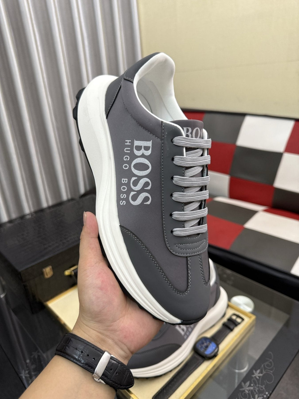 Hugo Boss Logo Low-Top Sneakers — model
