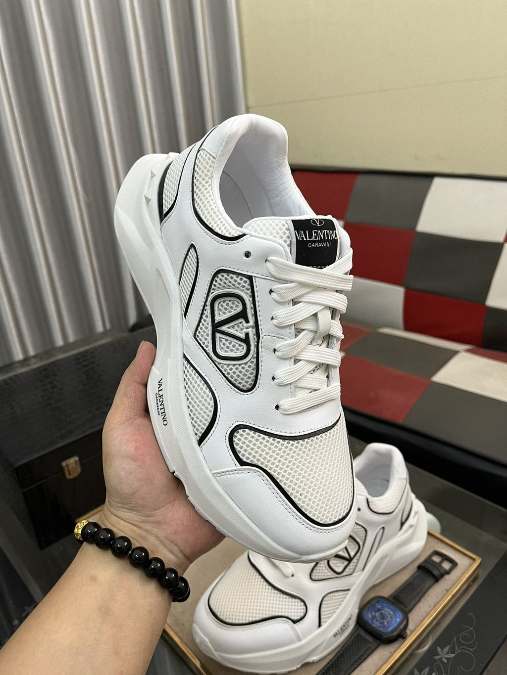 Outlined Emblem Low-Top Sneakers — model