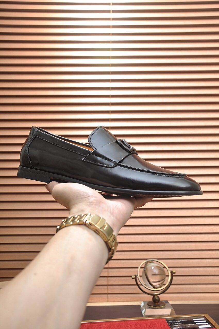 Dolce & Gabbana Leather Logo-Hardware Loafers — model