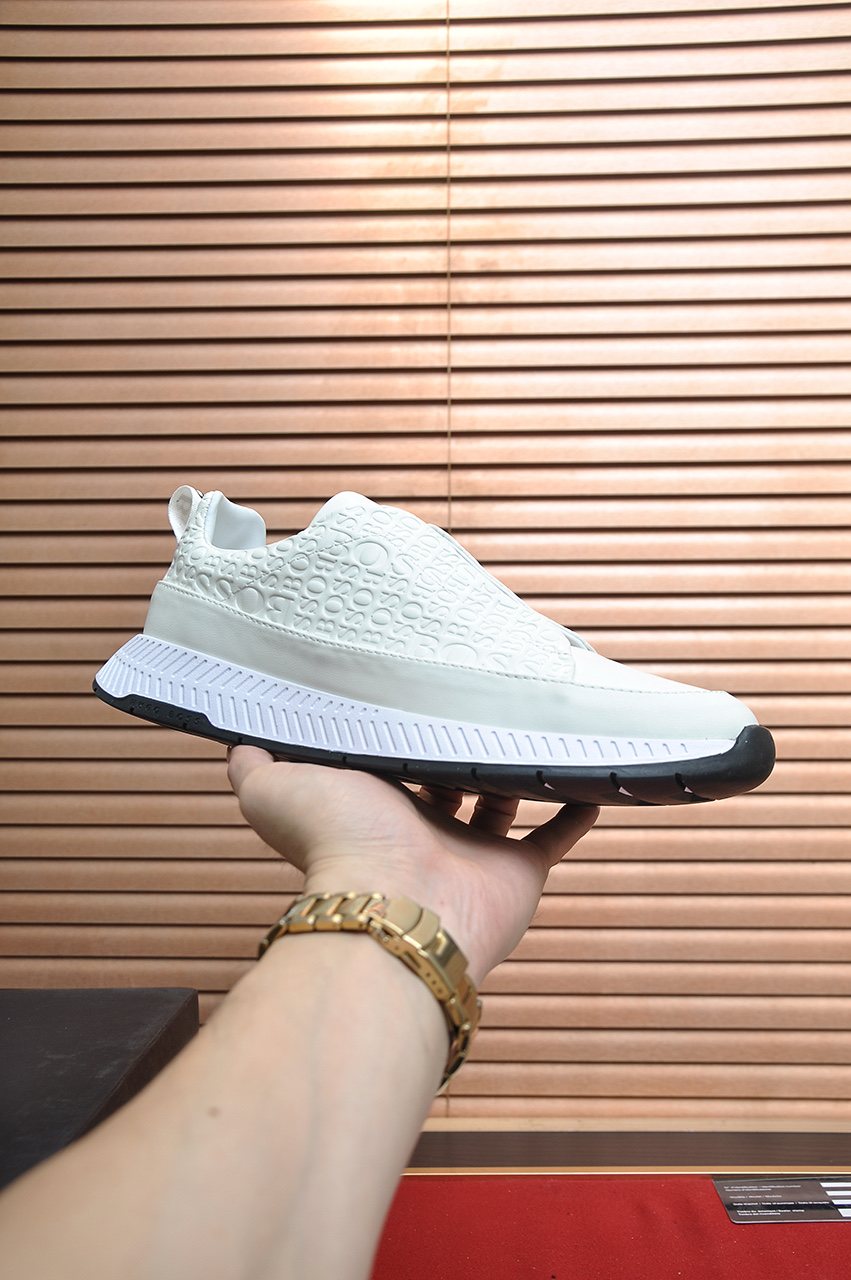 Hugo Boss Textured Low-Top Sneakers — model