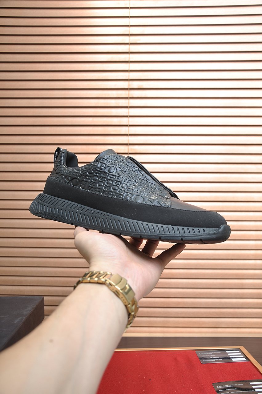 Hugo Boss Textured Low-Top Sneakers — model