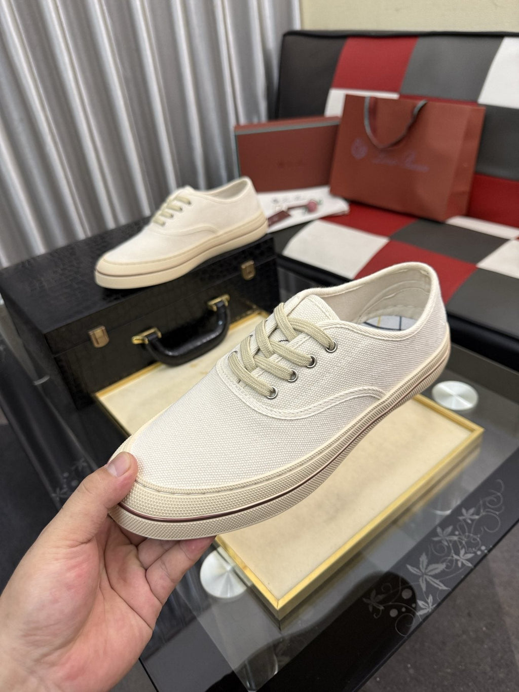 Low-Top Lace-Up Casual Shoes — model