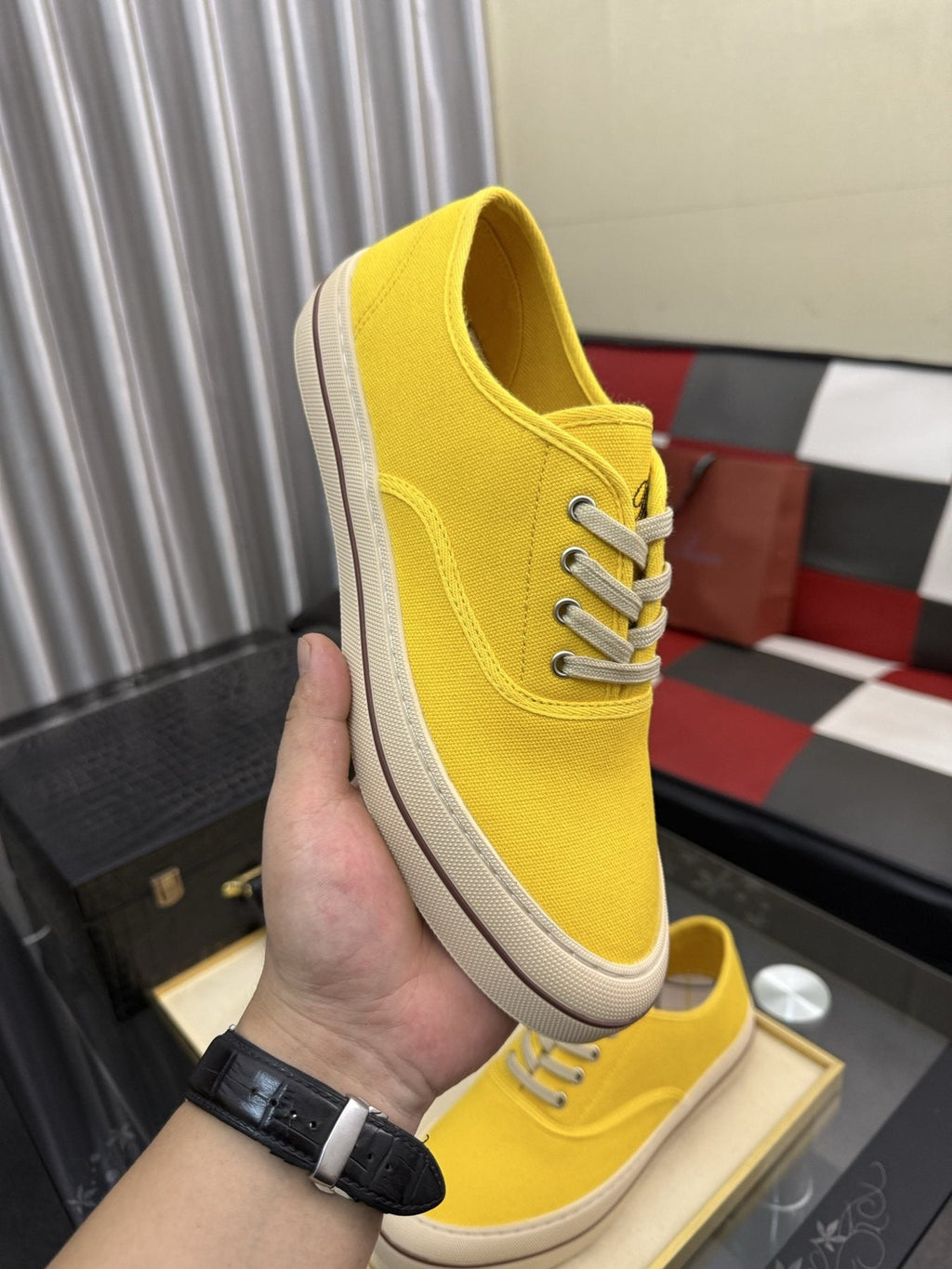 Low-Top Lace-Up Casual Shoes — model