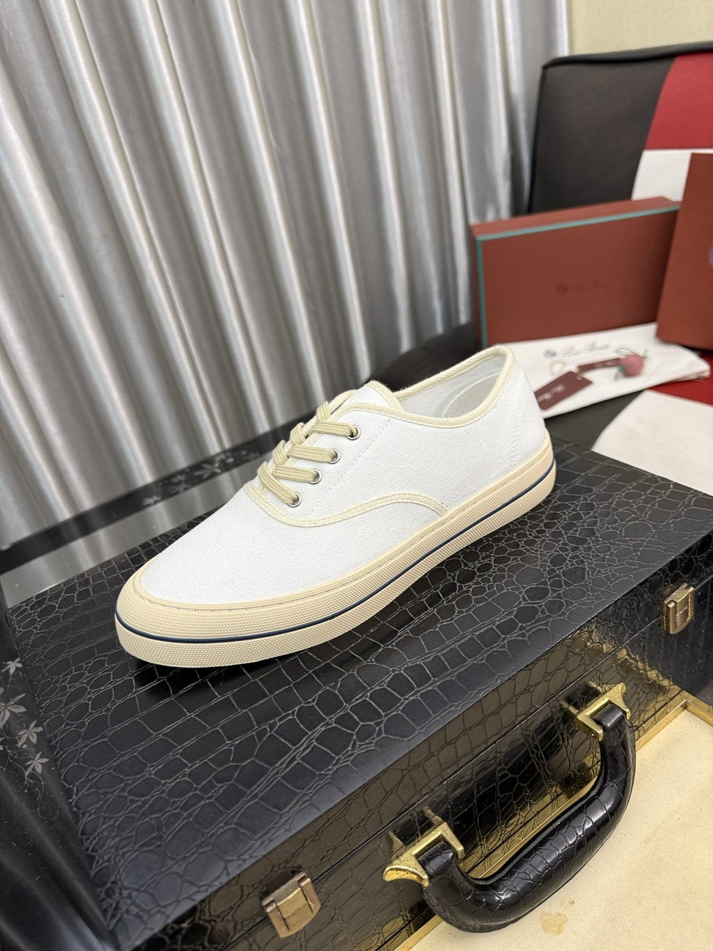 Low-Top Lace-Up Casual Shoes — front