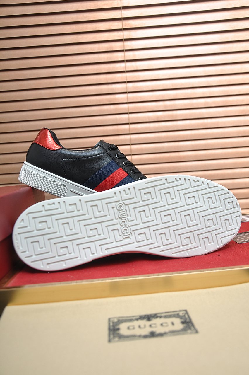 Gucci Striped Low-Top Sneakers — detail