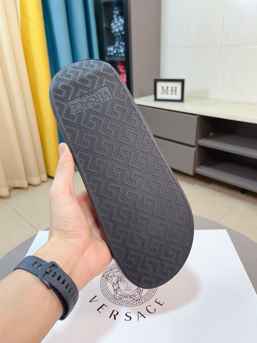 微商相册测试鞋子-Versace Geometric Strap Slide Sandals — detail