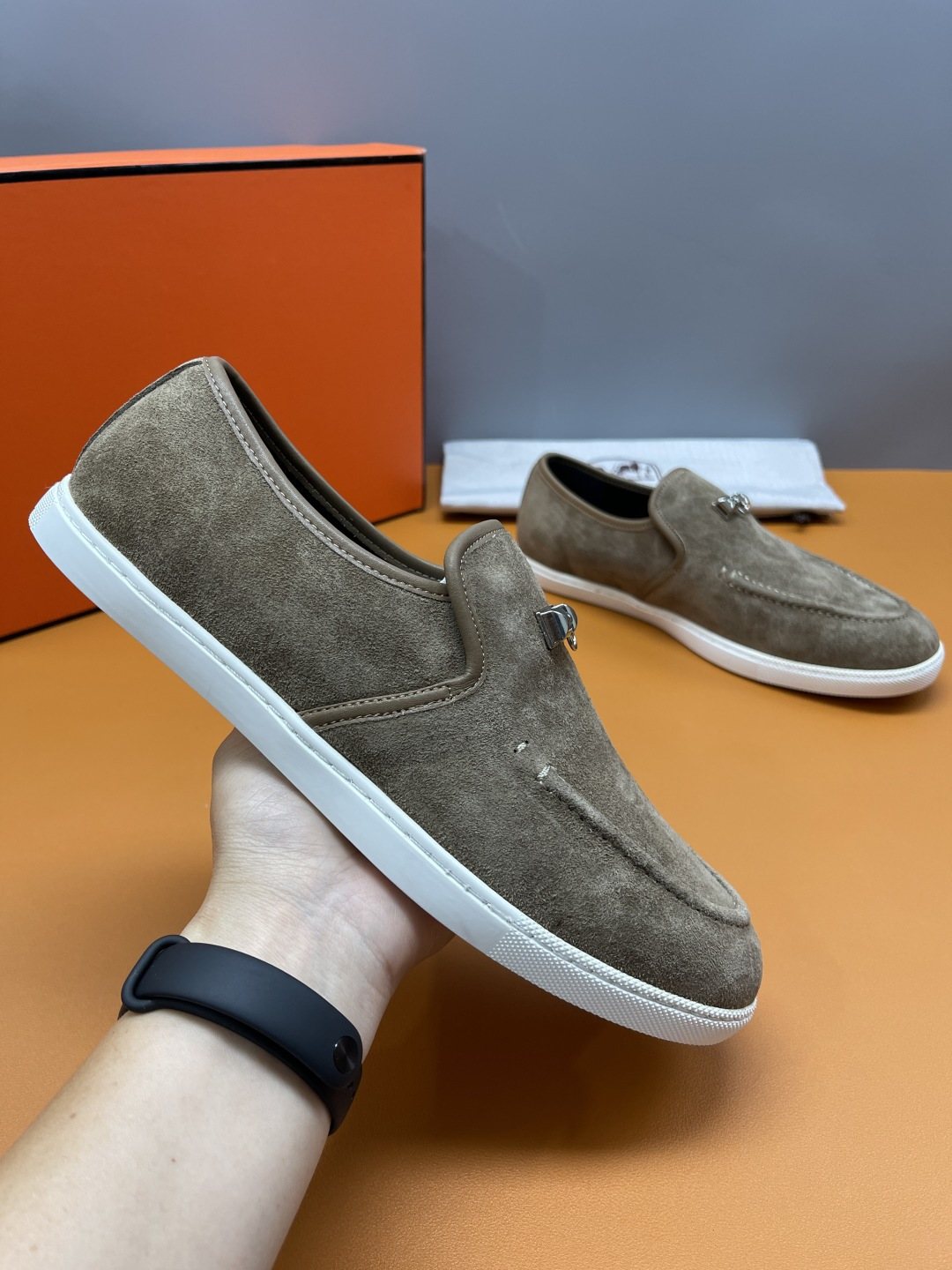 Hermès Mind Men's Buckle-Detail Loafers — model