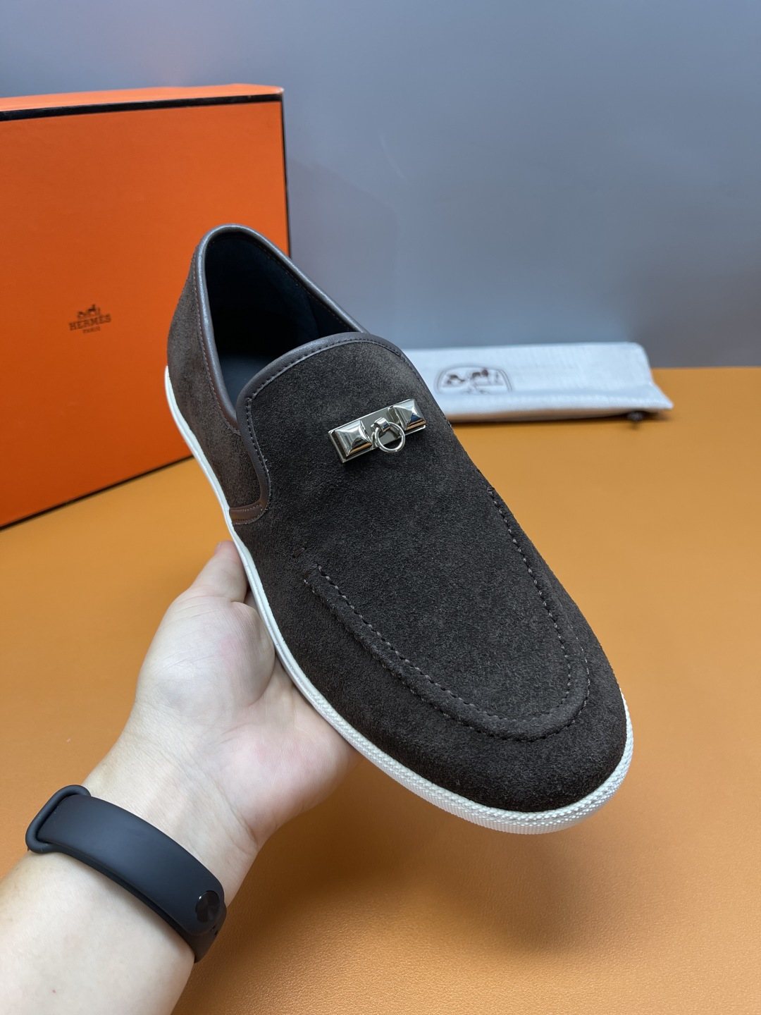 Hermès Mind Men's Buckle-Detail Loafers — model