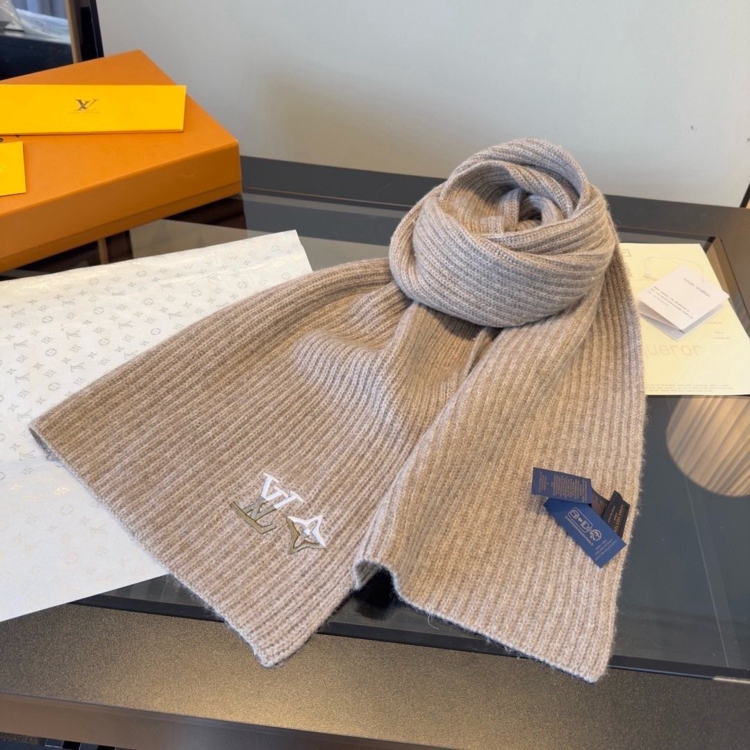 Louis Vuitton Rib-Knit Scarf & Beanie Set — front
