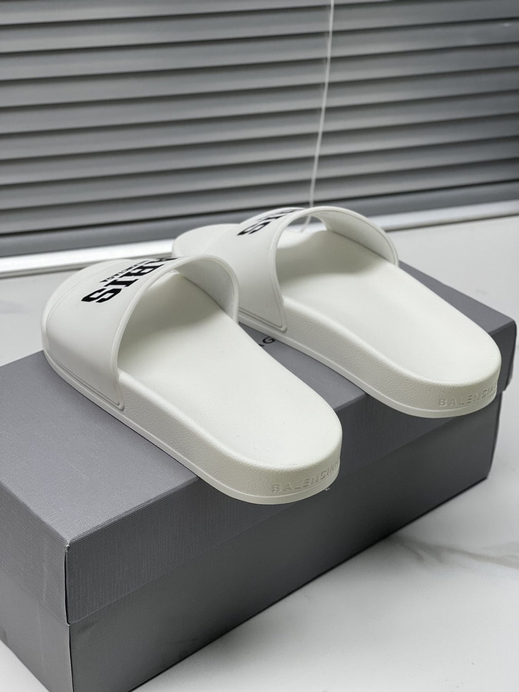 Balenciaga Contrast Lettered Slide Sandals — side